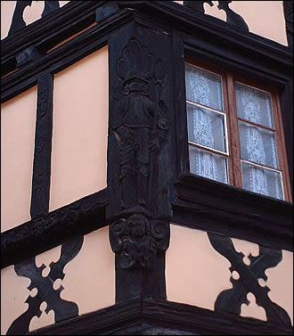Sculpture d'une maison de Bouxwiller