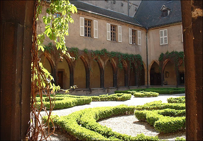 Le cloître de l'ancien couvent des Dominicains Le cloître de l'ancien couvent des Dominicains