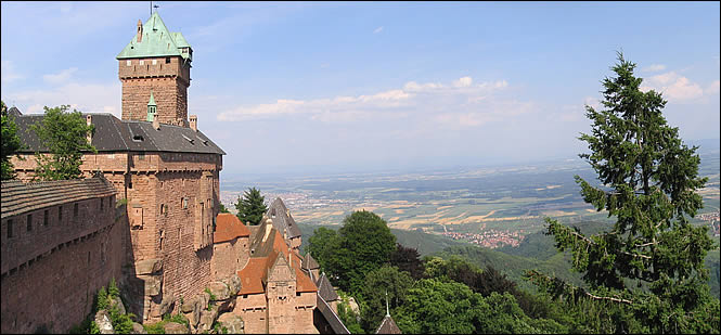 La plaine d'Alsace vue depuis le Haut Koenigsbourg La plaine d'Alsace vue depuis le Haut Koenigsbourg