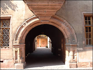 L'entrée de l'hôtel de ville de Kaysersberg