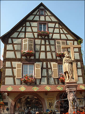 La place de l'église à Kaysersberg La place de l'église à Kaysersberg