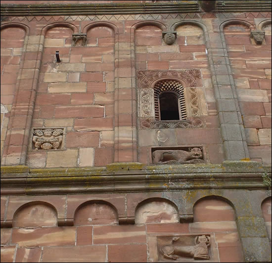 Détails de la façade de l'abbaye de MArmoutier Détails de la façade de l'abbaye de Marmoutier