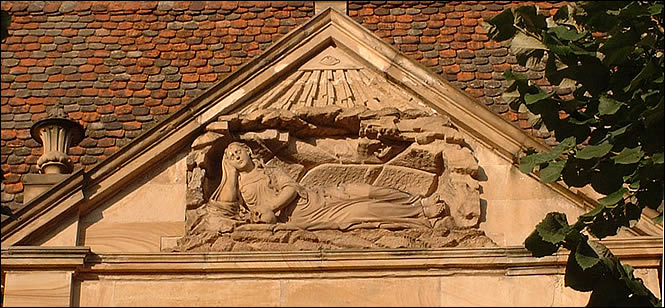 Tympan représentant Marie Madeleine Tympan représentant Marie Madeleine