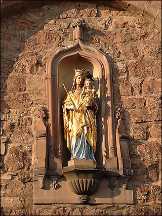 Statue de la Vierge sur la porte des forgerons