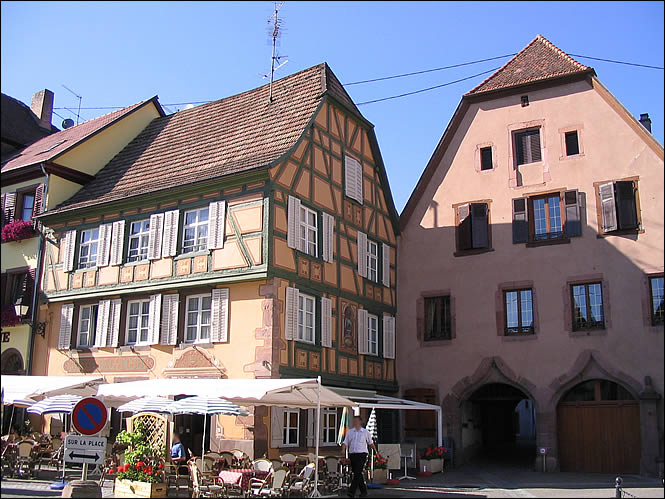 La halle aux blés et maisons de Ribeauvillé La halle aux blés et maisons de Ribeauvillé