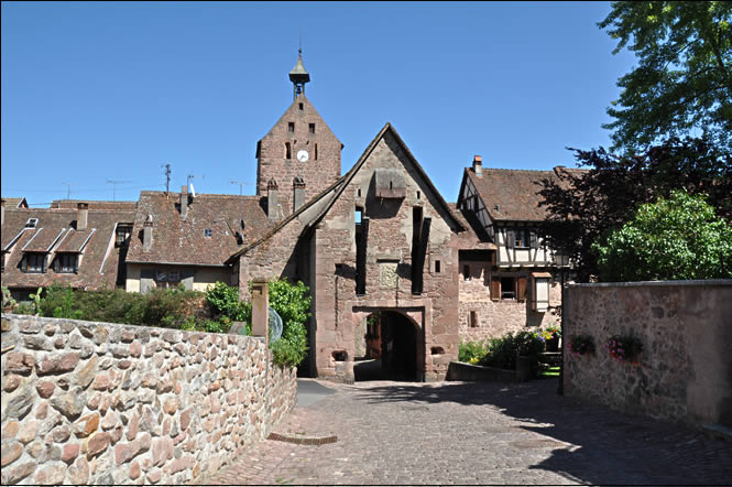 La porte fortifiée de Riquewihr La porte fortifiée de Riquewihr