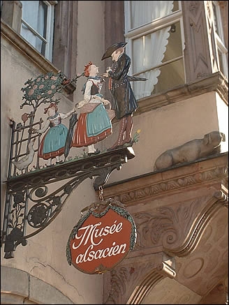 L'enseigne du musée Alsacien de Strasbourg L'enseigne du musée Alsacien de Strasbourg