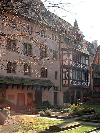 Le jardin du musée de l'oeuvre Notre Dame de Strasbourg Le jardin du musée de l'oeuvre Notre Dame de Strasbourg
