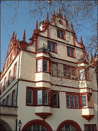 Maison sur le quai Saint Thomas Maison sur le quai Saint Thomas