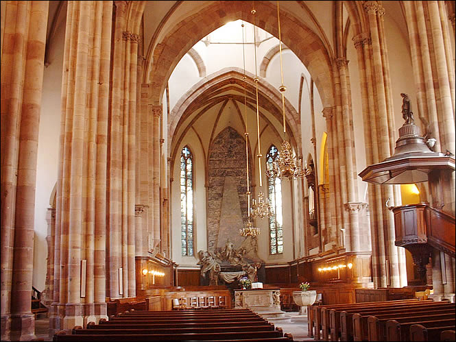 La nef de l'église Saint Thomas de Strasbourg La nef de l'église Saint Thomas de Strasbourg