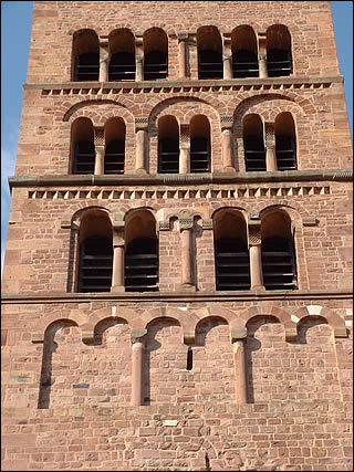 Détail du clocher de l'église Saint Pantaléon de gueberschwihr
