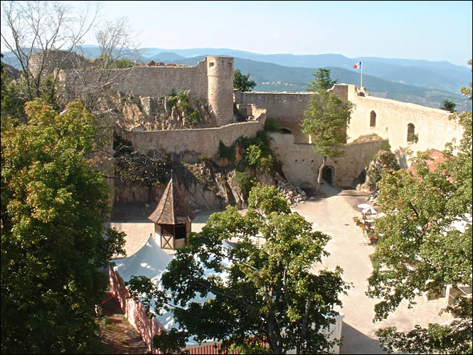 Vue de l'intérieur du château du Hohlandsbourg