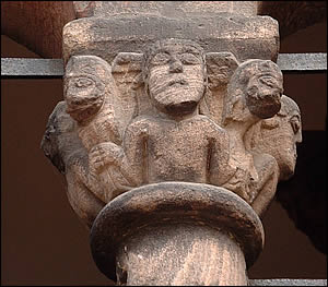 Décoration d'une colonne de l'église Sainte Foy